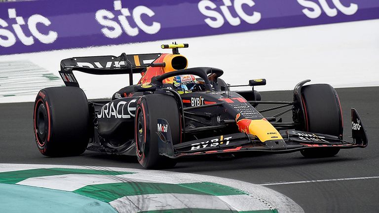 Sergio  Perez gewinnt den Preis von Saudi-Arabien vor Teamkollege Max Verstappen.