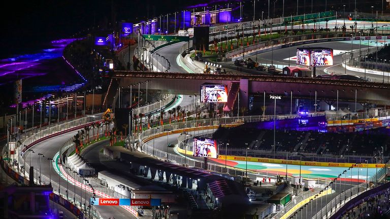 1.391 Runden: Im Durchschnitt werden also 60,5 Runden pro Rennen gefahren. Mit 44 Runden umkreisen die Piloten in Spa-Francorchamps am seltensten die Strecke. In Monaco werden die meisten Runden gedreht (78).