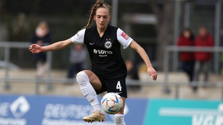 Sophia Kleinherne und die Frankfurterinnen können nicht gegen Hoffenheim antreten. Der Platz im Stadion am Brentanobad in Frankfurt ist unbespielbar.