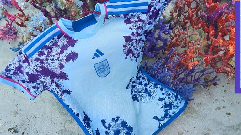 Das Trikot der spanischen Frauen-Nationalmannschaft ist inspiriert von den gefährdeten Korallenriffen im Mittelmeer Südeuropas (Quelle: Adidas).