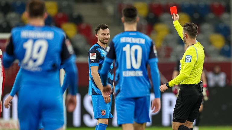 Denis Thomalla sah gegen Düsseldorf nach einer Tätlichkeit die Rote Karte.