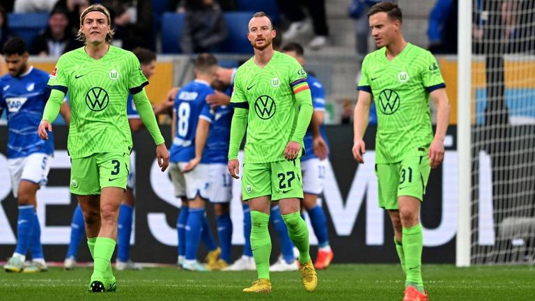 Maximilian Arnold muss seinem VfL Wolfsburg erstmals nach fast zwei Jahren wieder vom Spielfeldrand zuschauen.