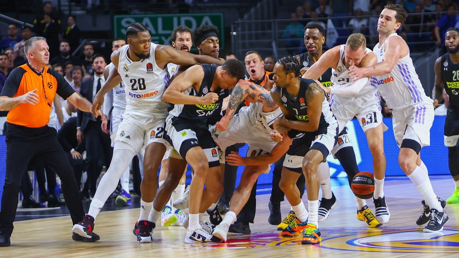 Basketball Schlägerei in der EuroLeague Partie abgebrochen Basketball News Sky Sport