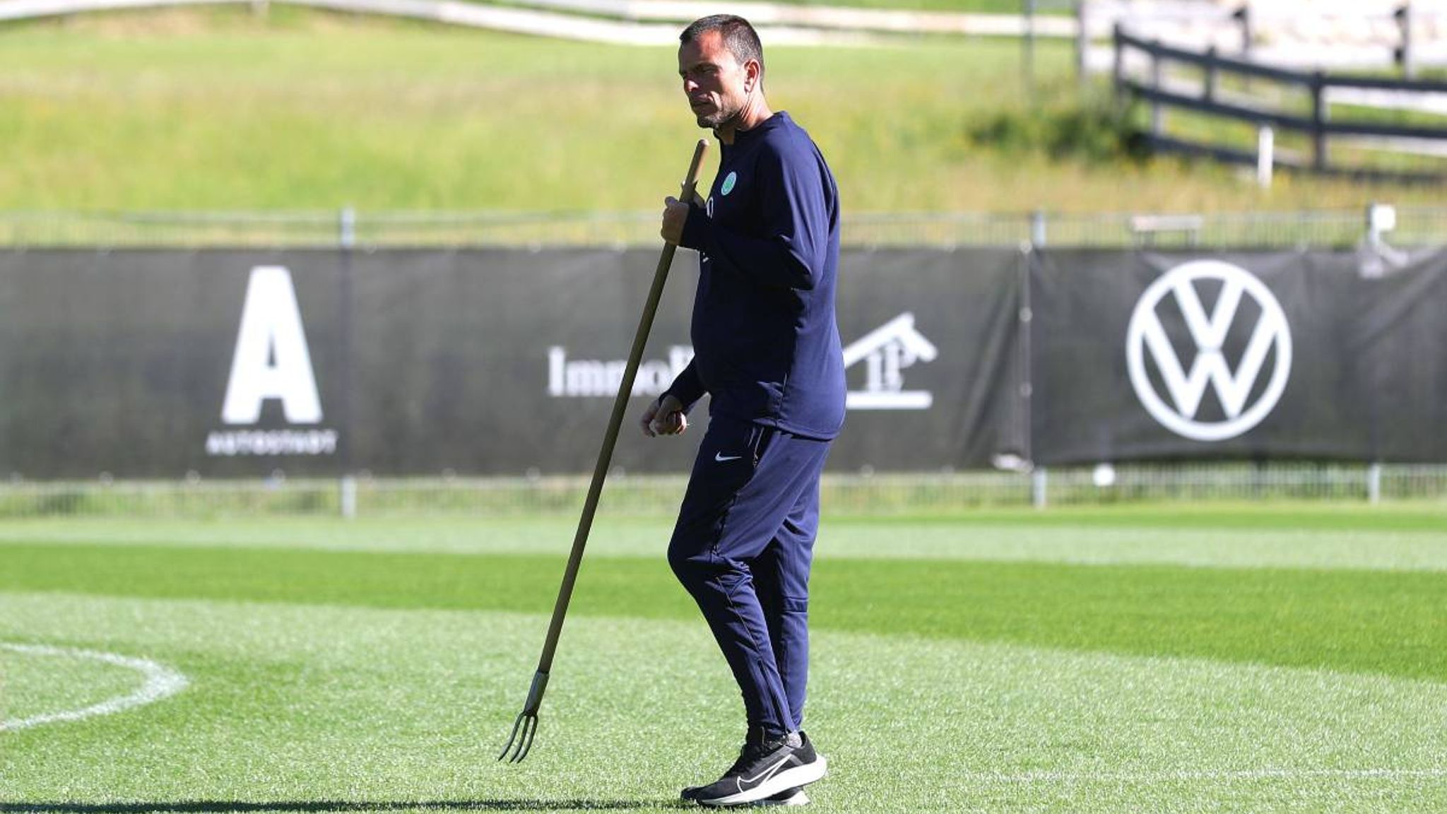 FC Bayern München: Greenkeeper Peter Sauer kommt vom VfL Wolfsburg ...