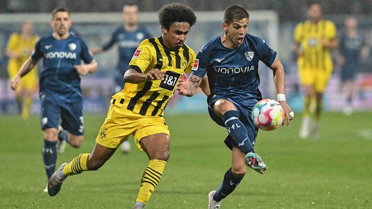 Karim Adeyemi (l.) erzielt den Ausgleichstreffer für den BVB im Revierderby gegen den VfL Bochum.