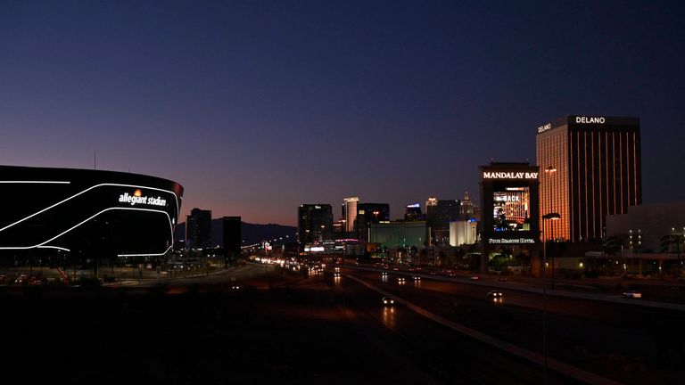 Das moderne Allegiant Stadium schmückt den Las Vegas Strip. 