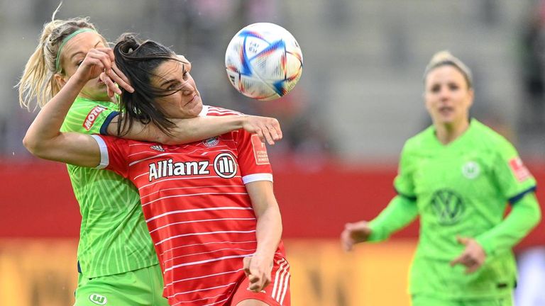 v.li.: Kathrin Julia Hendrich (Kathy Hendrich, Wolfsburg, 4) Jovana Damnjanovic (FC Bayern M..nchen, FCB, 9) im Zweikampf, Duell, duel, tackle, Dynamik, Action, Aktion, 25.03.2023, M..nchen (Deutschland), Fussball, Flyeralarm Frauen-Bundesliga, FC Bayern M..nchen - VfL Wolfsburg, DFB/DFL REGULATIONS PROHIBIT ANY USE OF PHOTOGRAPHS AS IMAGE SEQUENCES AND/OR QUASI-VIDEO.
