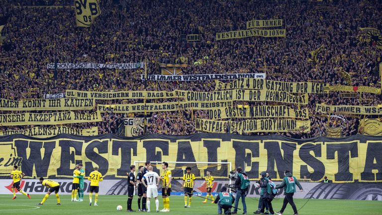 Die Fans des BVB zeigen auch gegen Eintracht Frankfurt ein Banner mit der Aufschrift Westfalenstadion.