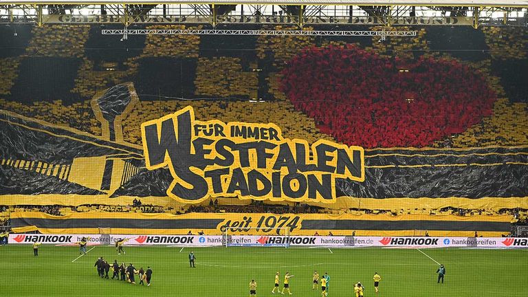 "Für immer Westfalenstadion!" Ein Sponsor hat die BVB-Choreo scharf kritisiert.