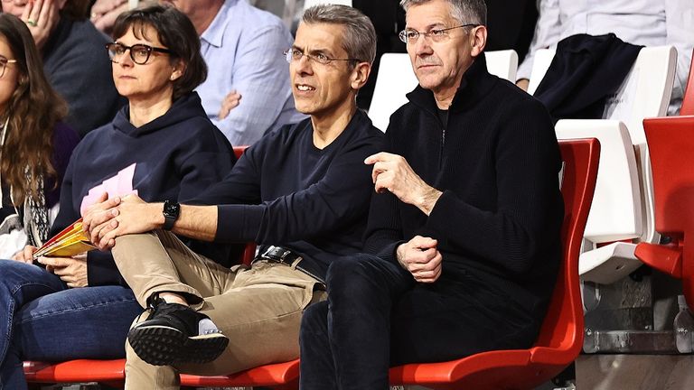 Finanz-Boss Marvin Diederich und Klub-Präsident Herbert Hainer verfolgen ein Spiel der FC Bayern Basketballer.