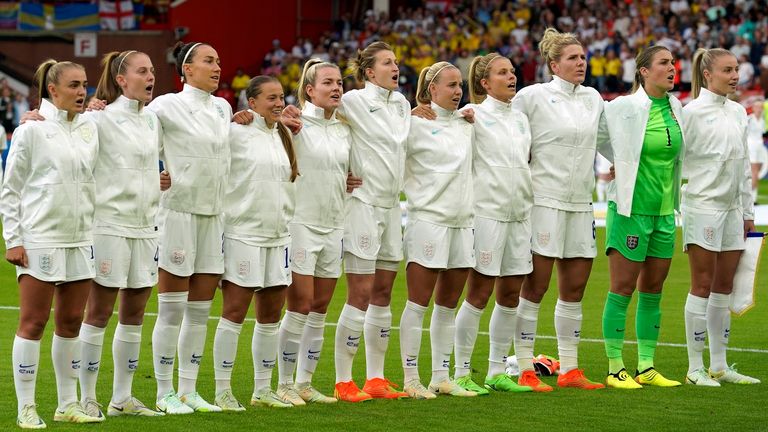 Englands Nationalspielerinnen wollen künftig aus nachvollziehbaren Gründen nur noch in dunklen Hosen spielen.