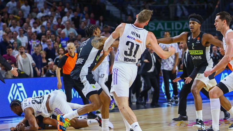 Bei der EuroLeague-Partie zwischen Real Madrid und Partizan Belgrad kam es zu einer handfesten Auseinandersetzung.