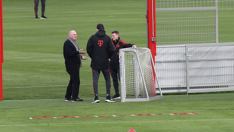 Fachsimpeln unter Fußballexperten: Uli Hoeneß, Thomas Tuchel und Anthony Barry.