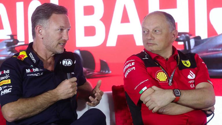 Red-Bull-Teamchef Christian Horner (l.), Fred Vasseur (Ferrari-Teamchef) und die Teams haben sich auf die Einführung künstlicher Intelligenz in der Formel 1 geeinigt.