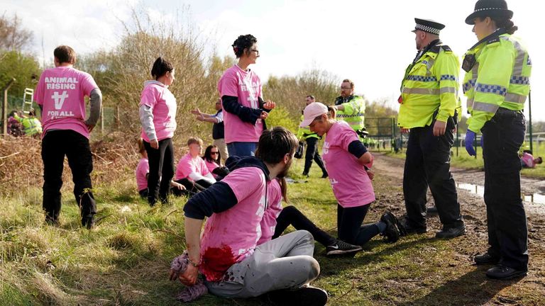 Heftige Proteste beim 175. Grand National auf der Galopprennbahn Aintree bei Liverpool.