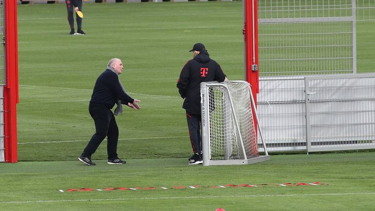 Angeregt und gestenreich diskutiert Hoeneß mit Tuchel und Barry auf dem Trainingsplatz.