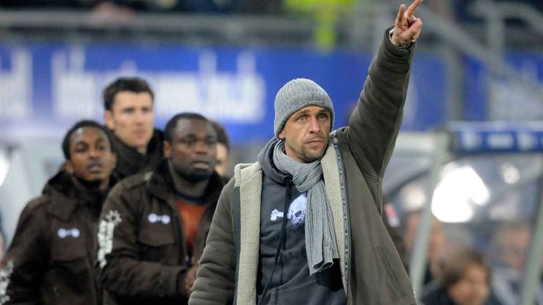 16. Februar 2011: Holger Stanislawski gewinnt als Trainer des FC St. Pauli das Hamburger Derby beim HSV. Im Hintergrund (M.): Siegtorschütze Gerald Aasamoah.