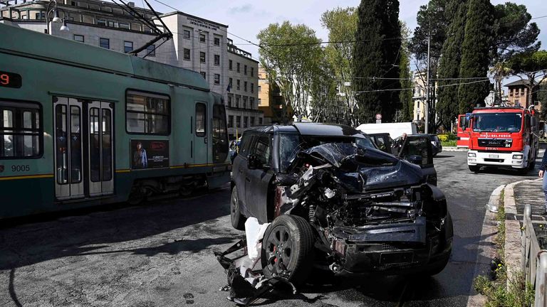 Das Auto von Ex-BVB-Stürmer Ciro Immobile ist nach einem Zusammenprall mit der Tram völlig demoliert.