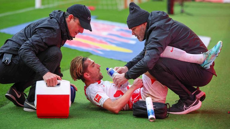 Leipzigs Kevin Kampl bleibt nach dem Gegentreffer die Luft weg.
