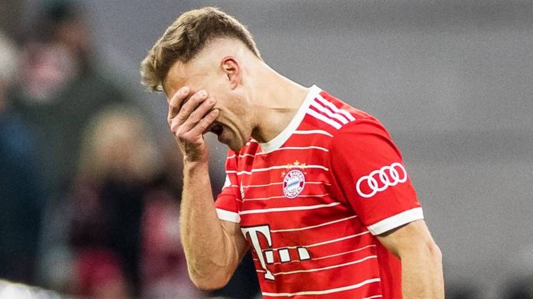 Die Bayern-Stars um Joshua Kimmich sind nach dem Pokal-Aus nun gefordert.