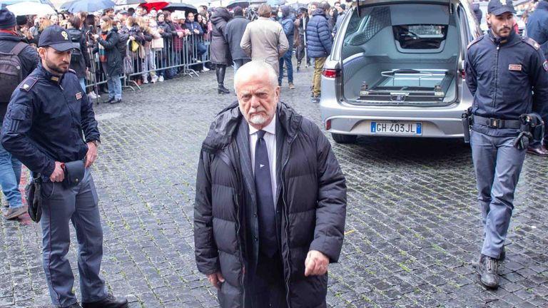 Neapels Eigentümer Aurelio De Laurentiis steht nach Drohungen von den eigenen Fans unter Polizeischutz.