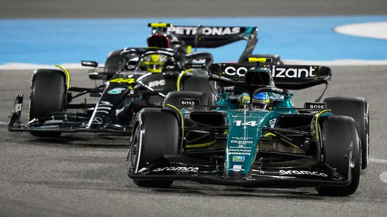 Aston-Martin-Pilot Fernando Alonso (vorne)hat eine klare Meinung zu en Aussagen von Lewis Hamilton (Mercedes).