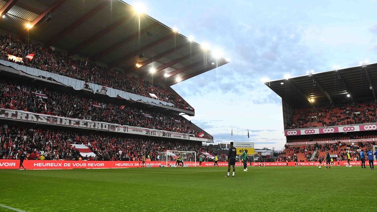 Die Fans von RSC Charleroi haben im Spiel bei Standard Lüttich toten Ratten geworfen.