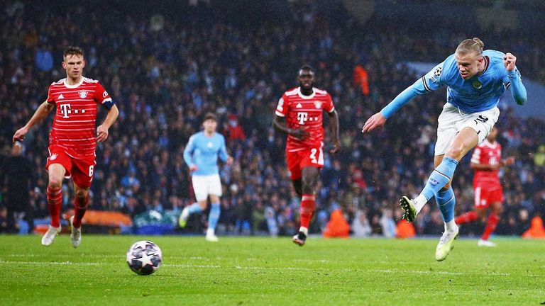 Erling Haaland (r.) trifft für Manchester City gegen den FC Bayern.