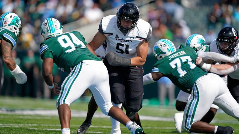 Traum von der NFL lebt!  Lorenz Metz (Nummer 51) unterschreibt bei den Chicago Bears.