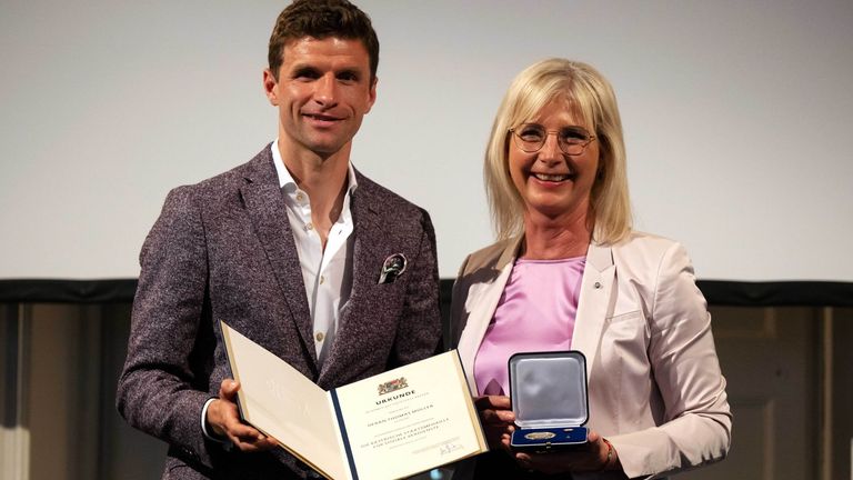 Besondere Auszeichnung: Thomas Müller erhält die Bayerische Staatsmedaille.