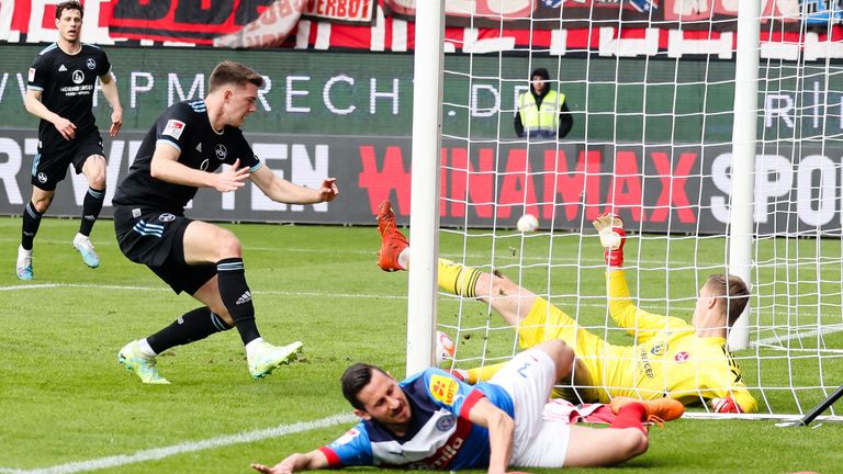 Florian Flick (l) trifft das eigene Tor und bringt den Club in Rückstand. 