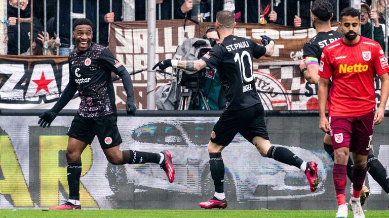 Der FC St. Pauli hält seinen beeindruckenden Siegeslauf auch gegen Regensburg am Leben.