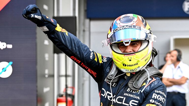 Sergio Perez (Red Bull) feiert seinen Sieg in Baku. Der Mexikaner schickte direkt nach der Zieldurchfahrt eine Kampfansage in Richtung Teamkollege Max Verstappen.