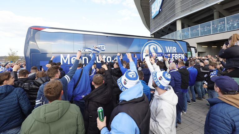 Schalke-Wahnsinn in Hoffenheim! Mitgereiste Fans sorgen für Heimspiel-Atmosphäre im Abstiegskampf. 