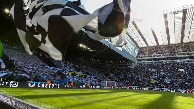 Newcastle (England): Der St. James' Park ist die Heimspielstätte von Newcastle United. Kapazität: 52.000.