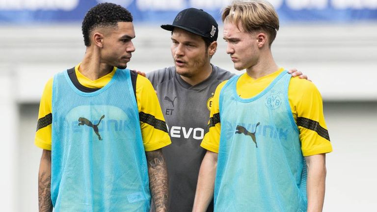 Auf der Asien-Reise während der WM-Reise durfte sich Julian Rijkhoff (r.) bereits Edin Terzic (M.) präsentieren.