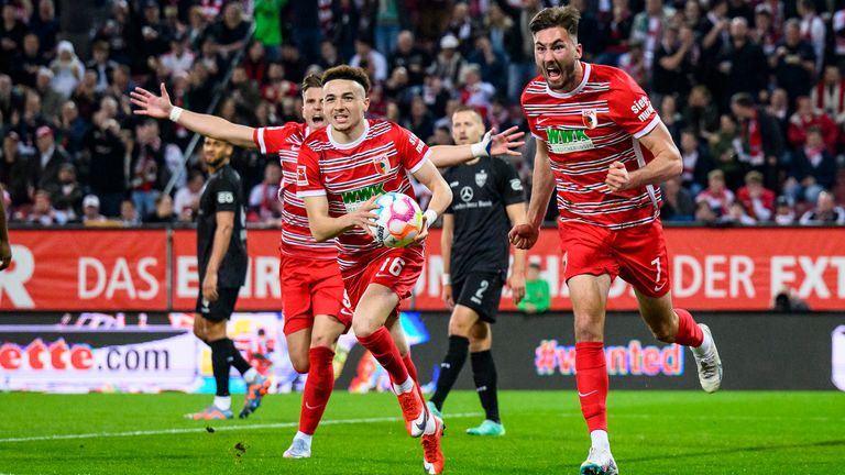 Der FC Augsburg nimmt drei Punkte gegen VfB Stuttgart nimmt.