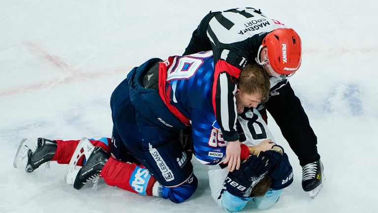 David Wolf prügelt auf Daniel Pietta ein.