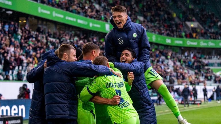 Der VfL Wolfsburg holt ein 2:2 gegen den FC Augsburg.