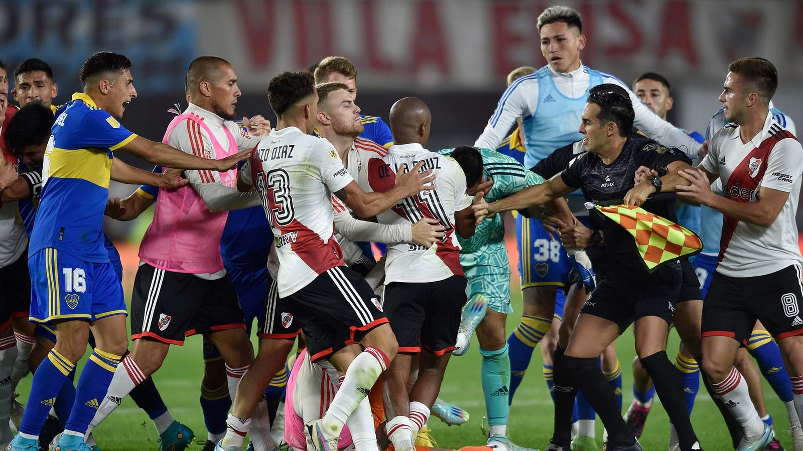 Sieben Rote Karten beim Superclasico zwischen River Plate & Boca