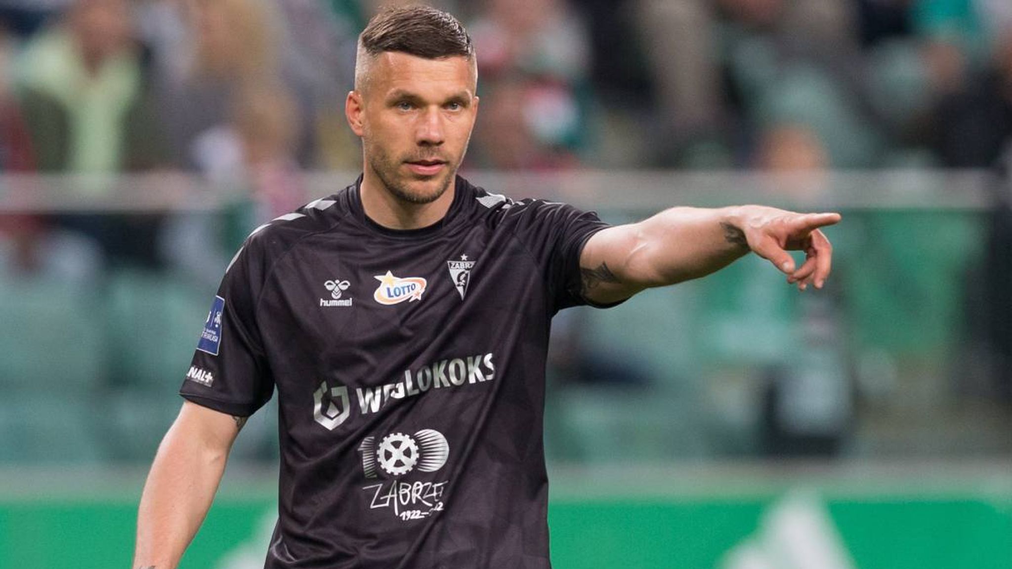 Fußball Podolski verlängert bei Gornik Zabrze bis 2025 Fußball News