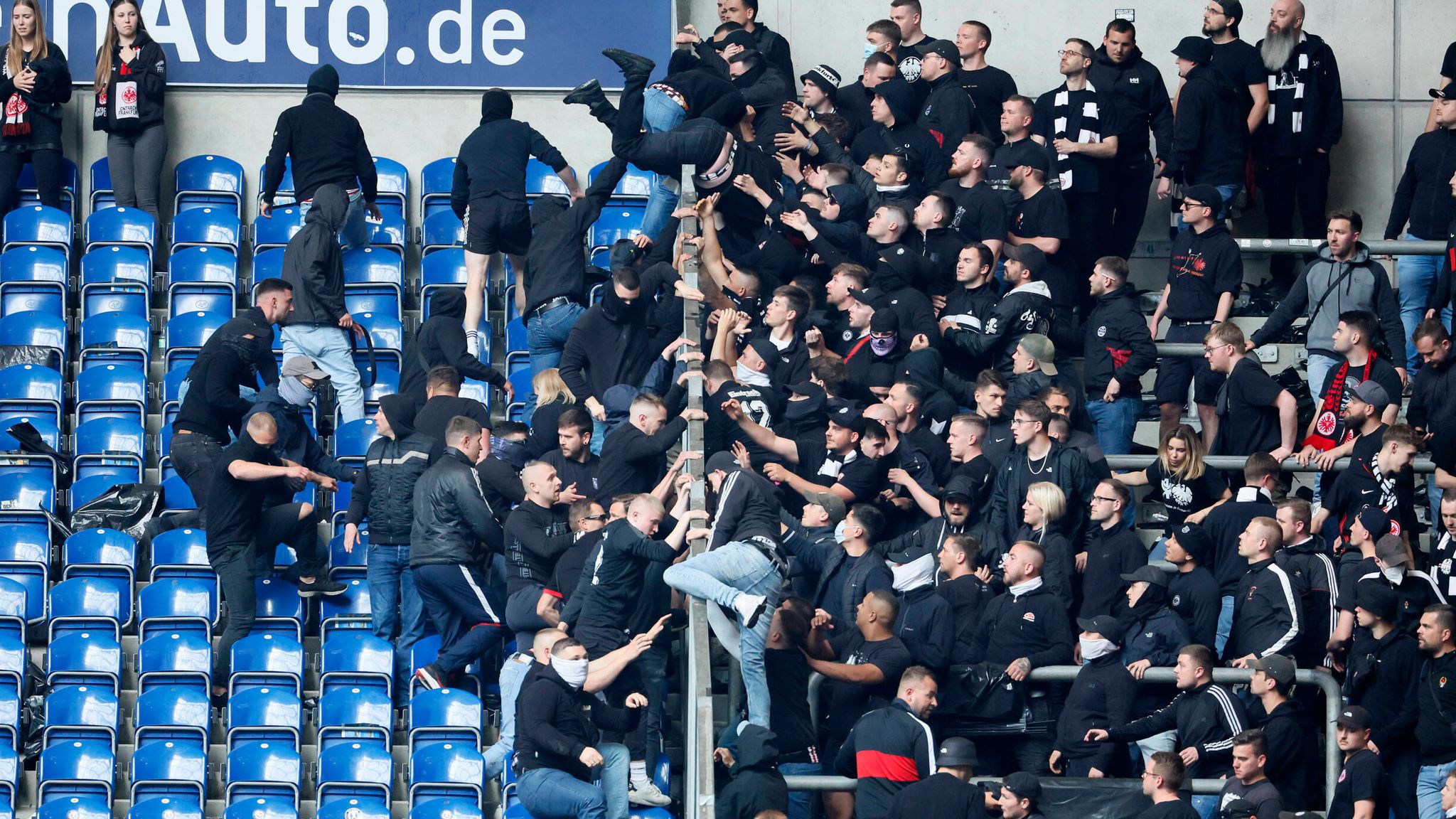 Bundesliga: Fans Zwischen Schalke Und Frankfurt Prügeln Sich | Fußball ...