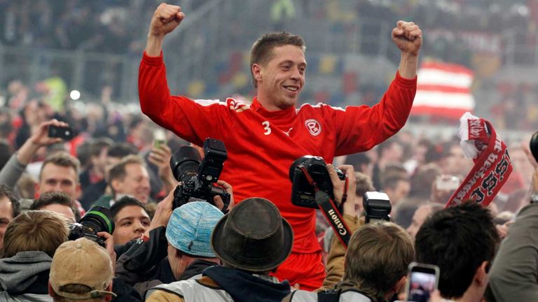 Fortuna-Ikone 
Andreas  "Lumpi" Albertz wird von den Fans auf Händen getragen.