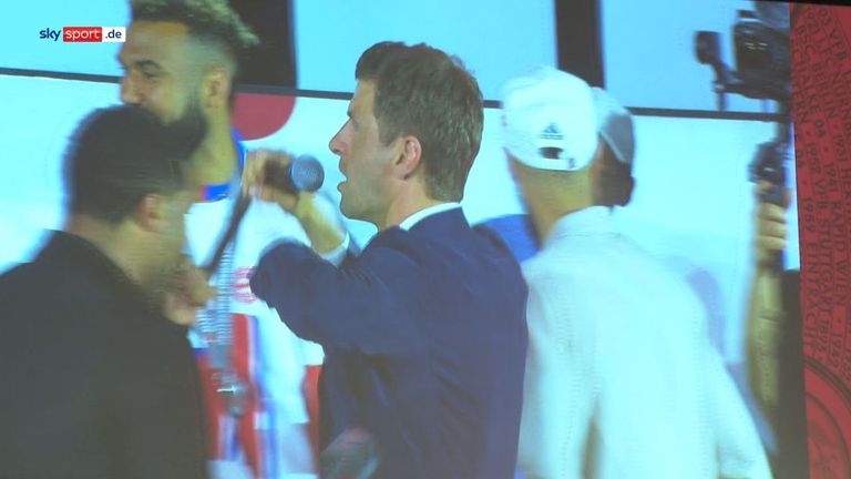 Thomas Müller versucht Stimmung bei der Bayern-Party zu machen.