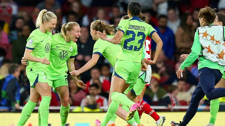 Die Frauen des VfL Wolfsburg bejubeln den Einzug ins Finale der Champions League.