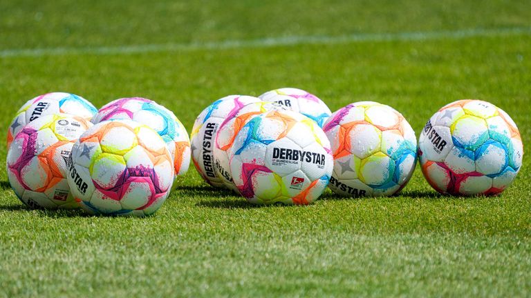 Die DFL präsentiert den Spielball für die neue Bundesliga-Saison.