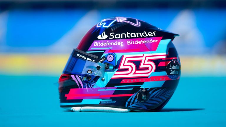 Der Miami-Helm von Ferrari-Pilot Carlos Sainz (Quelle Twitter: @ScuderiaFerrari)