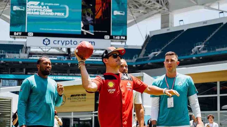 Charles Leclerc wirft im Hard Rock Stadium (Stadion der Miami Dolphins) Bälle mit NFL-Profis.