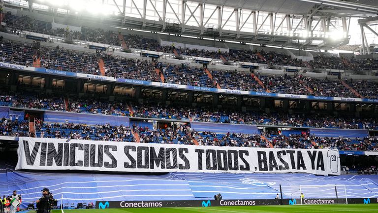Auch die Fans von Real Madrid stehen Vinicius Jr. zur Seite und bringen dies mit einer Choreo (&#39;&#39;Wir alle sind Vinicius, es reicht&#39;&#39;) zum Ausdruck.