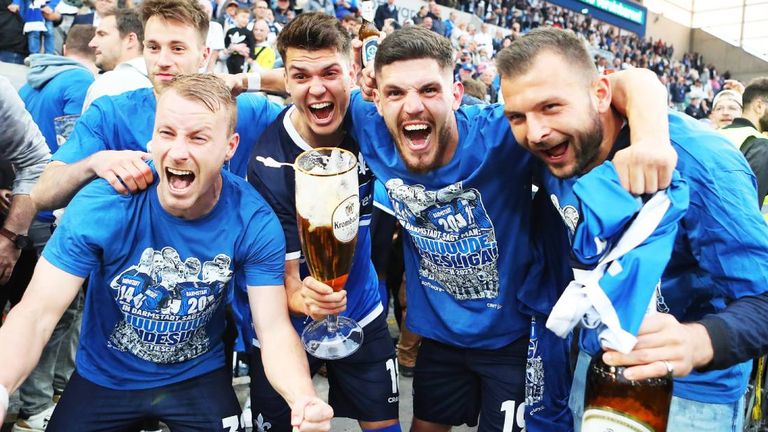 Die Darmstadt-Spieler feiern den Aufstieg in die Bundesliga ausgelassen im heimischen Stadion.